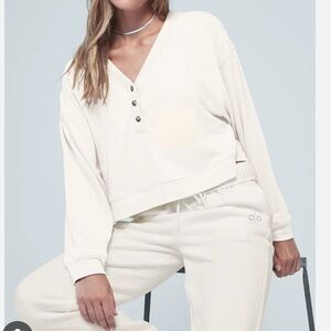 Alo Yoga Soho Cropped Henley
